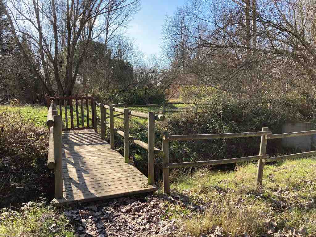 Puente de madera en el Arte Emboscado en Almenara de Tormes, Salamanca