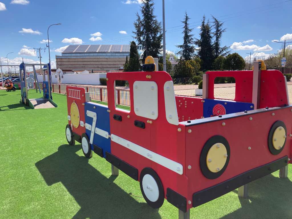 CAmión de bomberos en un parque infantil de Santa Marta de Tormes, Salamanca