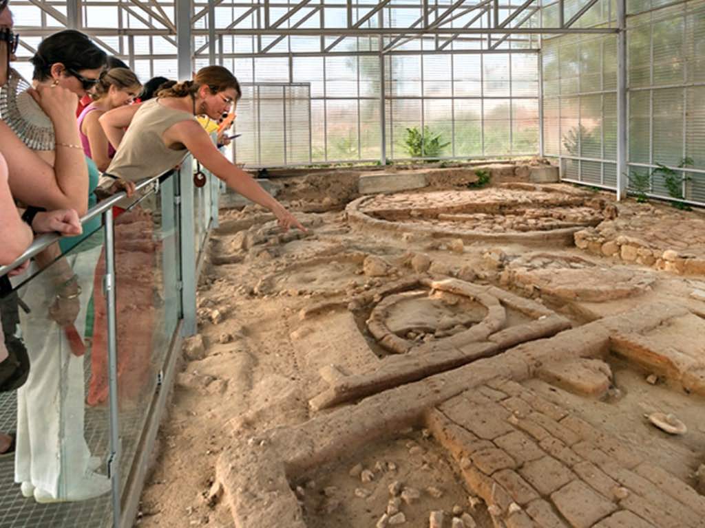 Gente visitando el Cerro de San Vicente, un espacio arqueológico de Salamanca