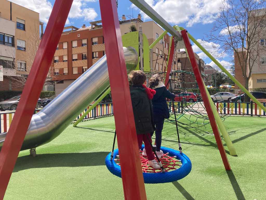 Columpio redondo en un parque infantil en Santa Marta de Tormes, Salamanca