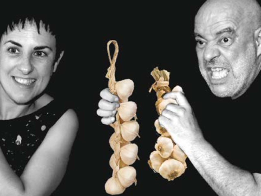 El que se pica ajos mastica