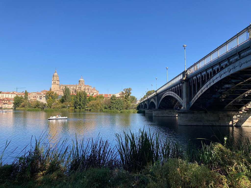 Vistas del embarcadero con la catedral de fondo de Salamanca en el Paseo Fluvial del Río Tormes