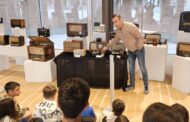 El programa municipal Ciudad de los Niños de Carbajosa rinde homenaje a la radio para celebrar su centenario y los 16 años de ‘Menuda Voz’