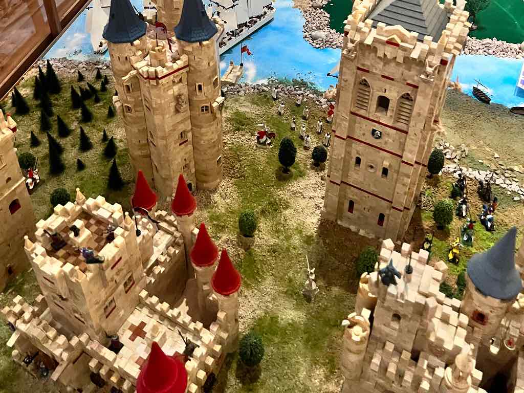 Jugando y creando, exposición de Exin Castillos - Menuda es Salamanca