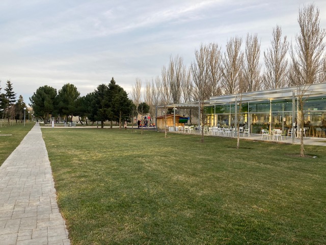 Pradera y cafetería en la Ciudad Deportiva de La Aldehuela en Salamanca
