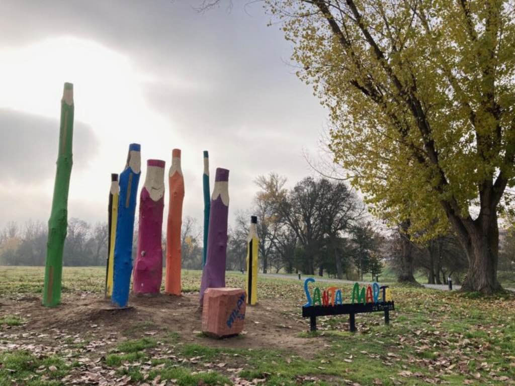 Lápices gigantes decorativos en la Isla del Soto en Santa Marta de Tormes, Salamanca