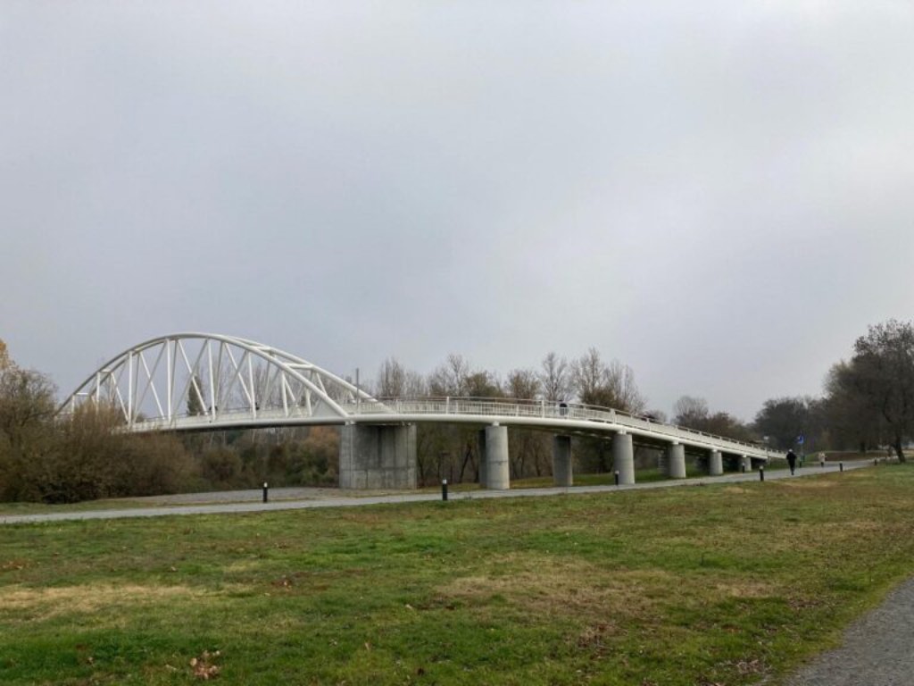 Puente de acceso que conecta La Aldehuela con la Isla del Soto en Santa Marta de Tormes, Salamanca