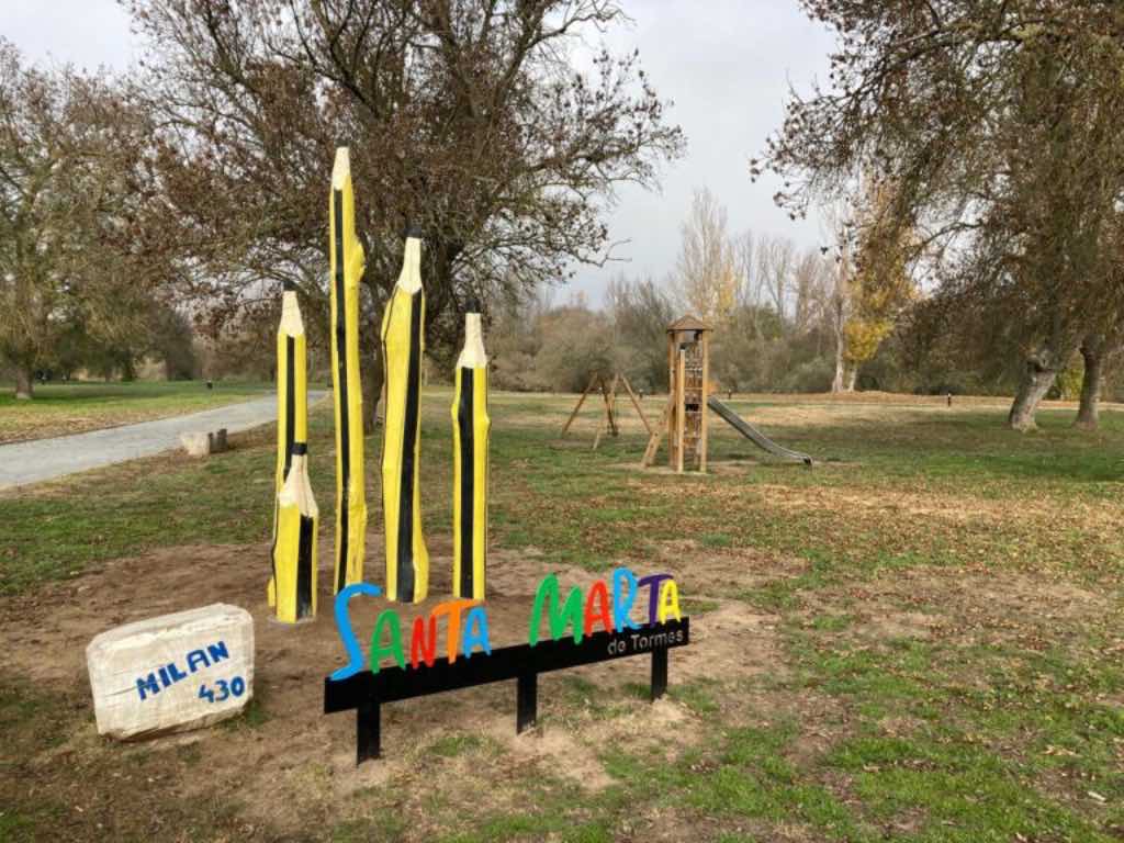 Lápices gigantes decorativos en la Isla del Soto en Santa Marta de Tormes, Salamanca