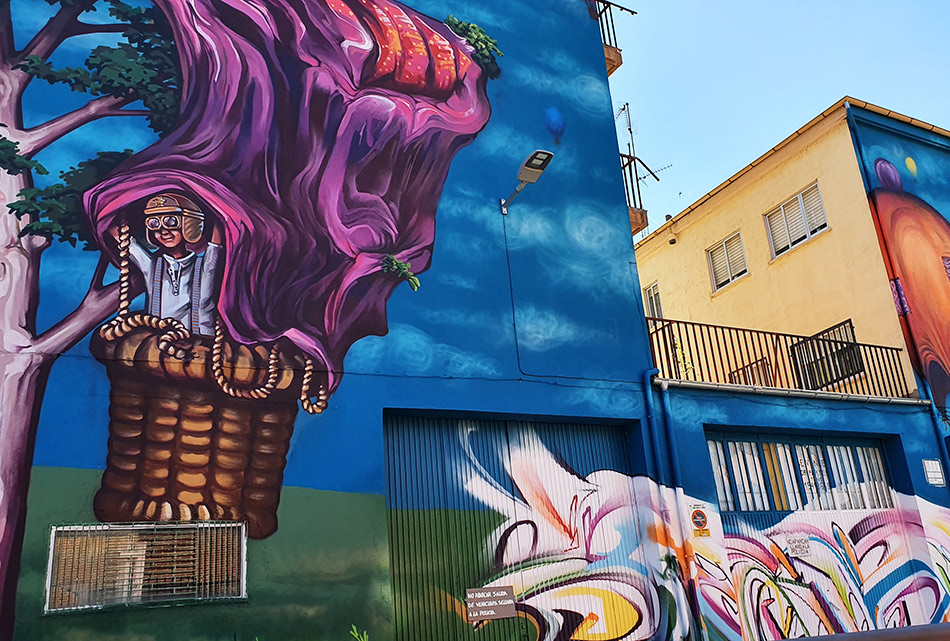 Mural "La llegada del Color" en la Ruta de Murales de Santa Marta de Tormes, Salamanca