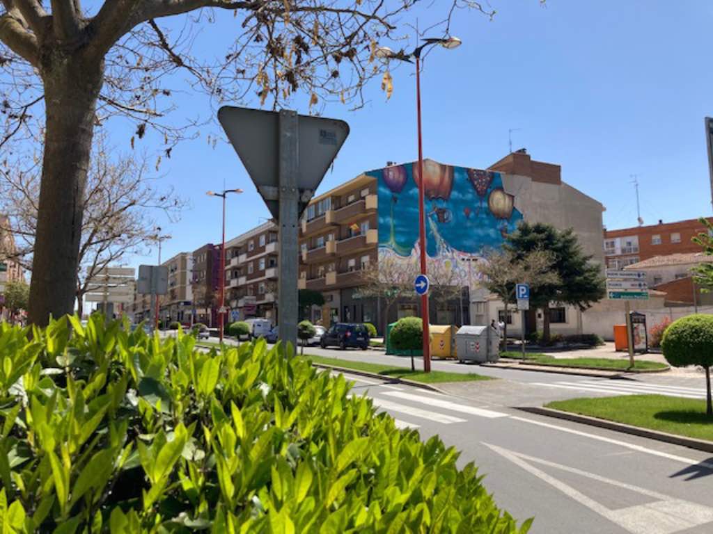 Mural "La llegada del Color" en la Ruta de Murales de Santa Marta de Tormes, Salamanca