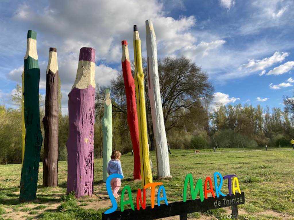 Lápices de colores en la Ruta de los Lápices en la Isla del Soto, Santa Marta de Tormes, Salamanca