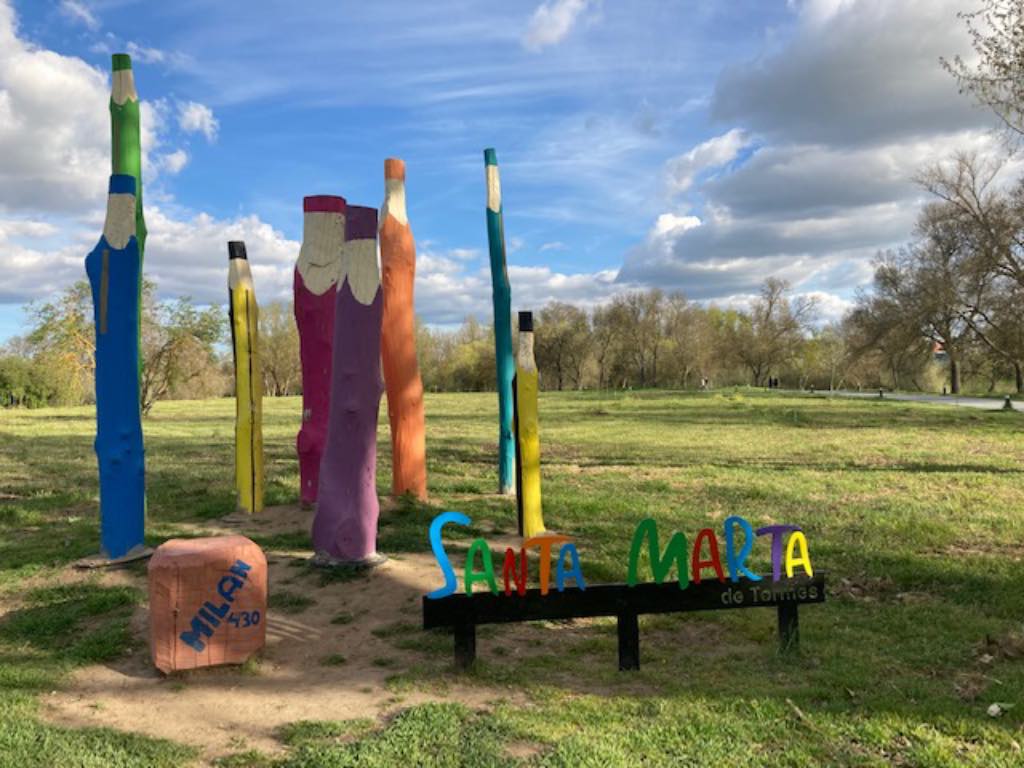 Lápices de colores en la Ruta de los Lápices en la Isla del Soto, Santa Marta de Tormes, Salamanca