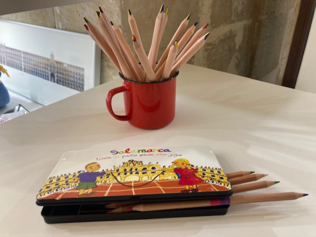 Lápices y estuche de la Tienda de Turismo de Salamanca. Imagen Turismo de Salamanca