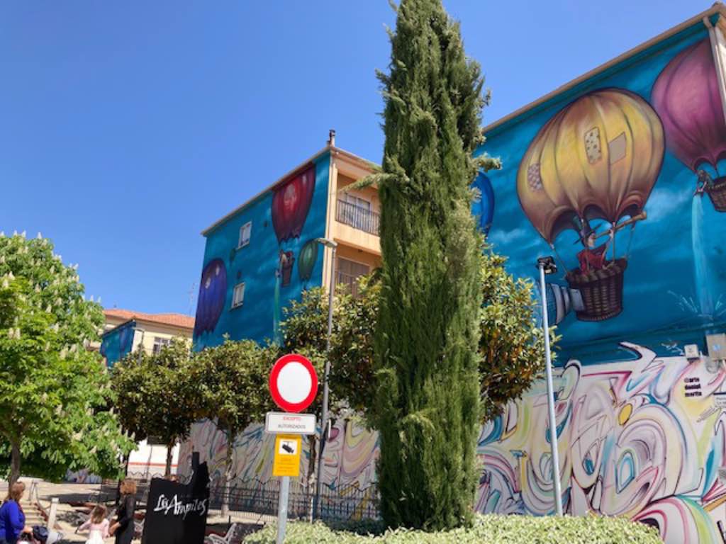 Mural "La llegada del Color" en la Ruta de Murales de Santa Marta de Tormes, Salamanca