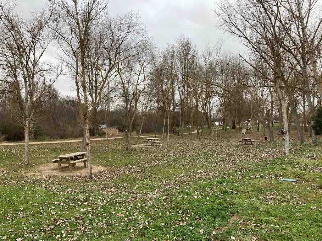 Merendero. Mesas y bancos de madera para disfrutar al aire libre en el paraje Arenal del Ángel en la localidad salmantina de Cabrerizos