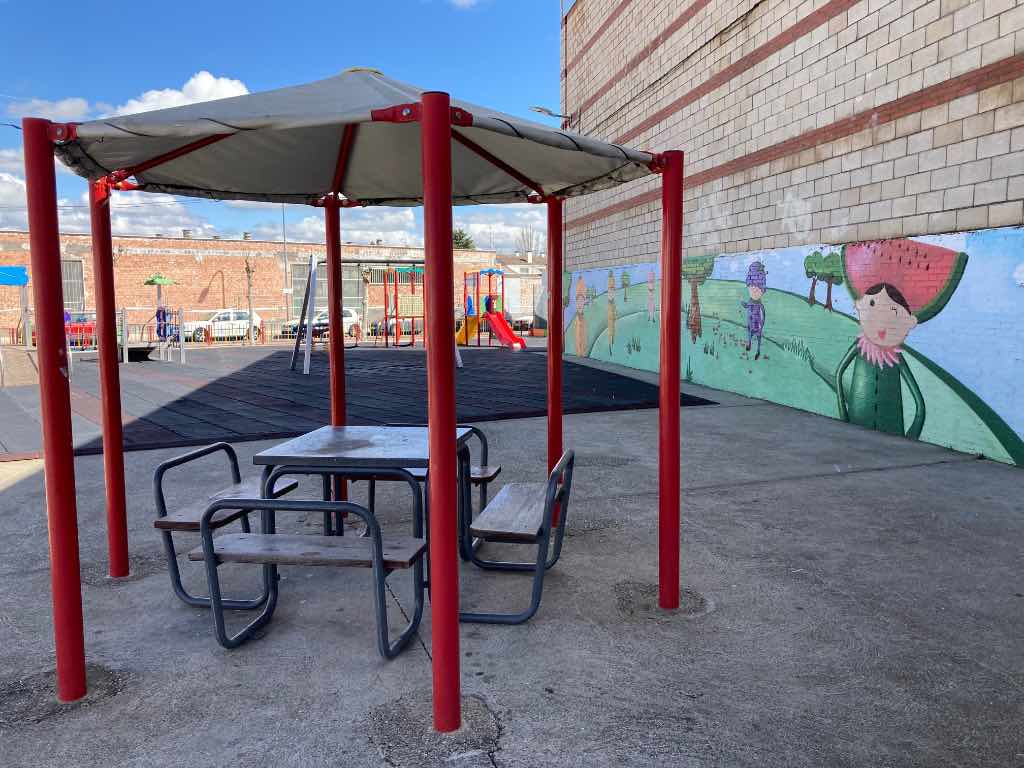 Mesa con pérgola en un parque infantil en Santa Marta de Tormes, Salamanca