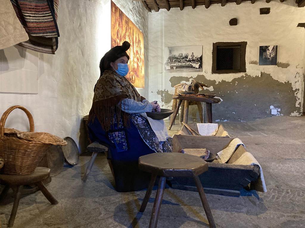 Representación de una escena típica de la matanza en el Museo Casa Chacinera de la localidad de Candelario en Salamanca