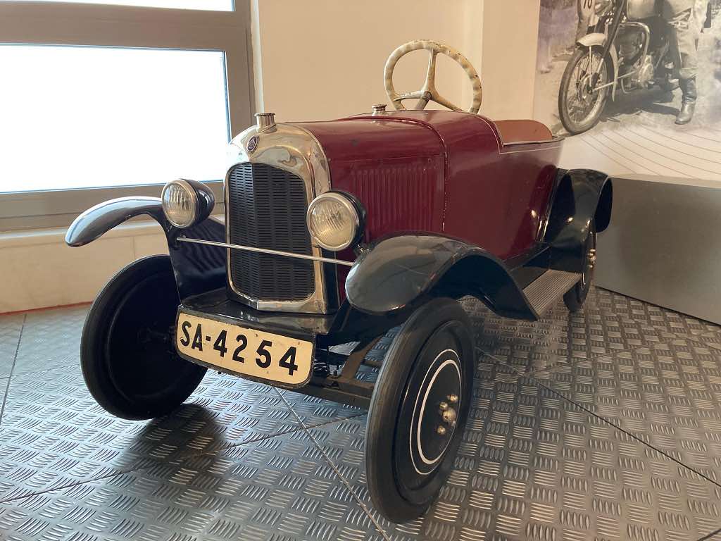 Coche antiguo expuesto en el Museo de la Historia de la Automoción de Salamanca