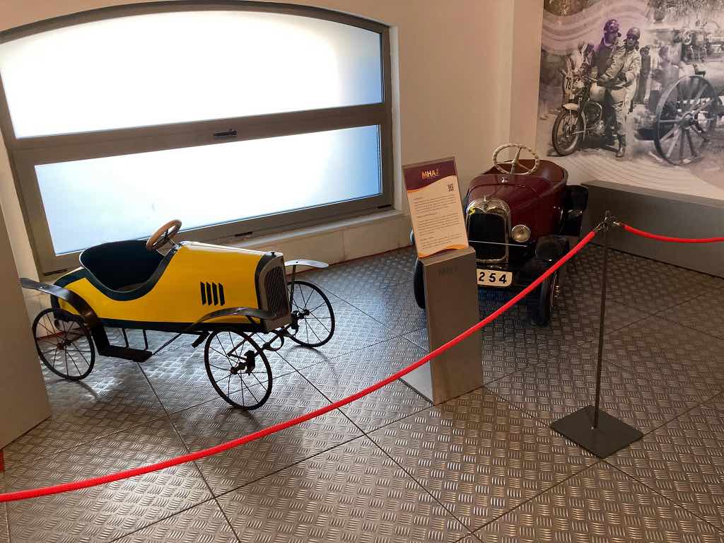 Coches antiguos expuestos en el Museo de la Historia de la Automoción de Salamanca