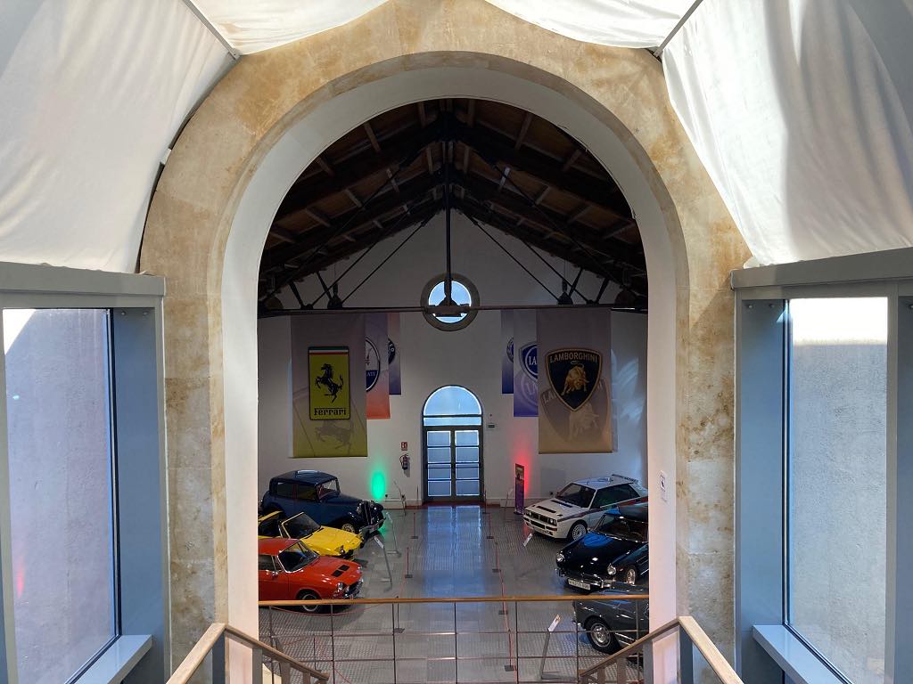 Vistas de una de las salas del Museo de Historia de la Automoción de Salamanca