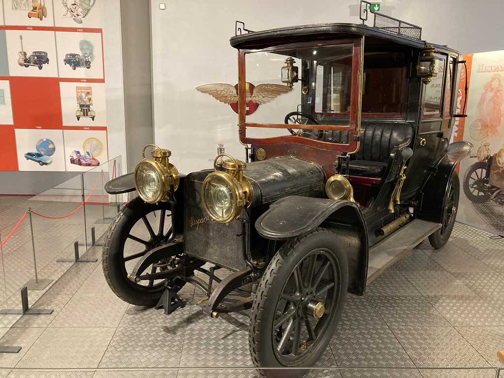 Coche antiguo expuesto en el Museo de la Historia de la Automoción de Salamanca