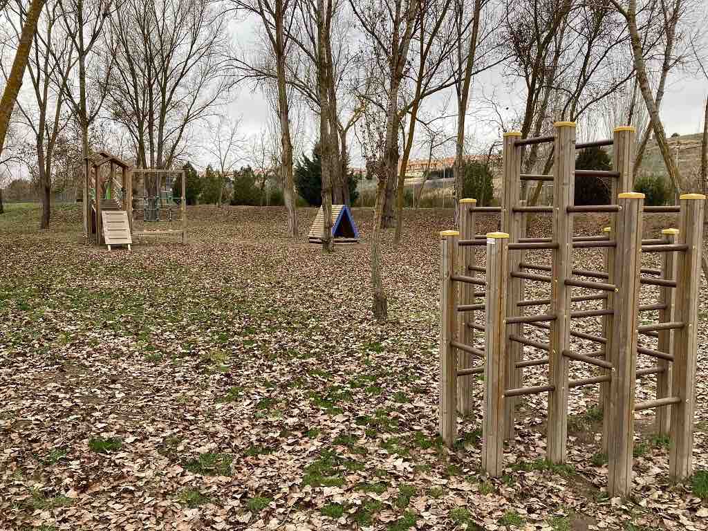 Zona de ocio infantil para niños y niñas con actividades de madera para hacer escalada. Ubicada en el paraje Arenal del Ángel en la localidad salmantina de Cabrerizos