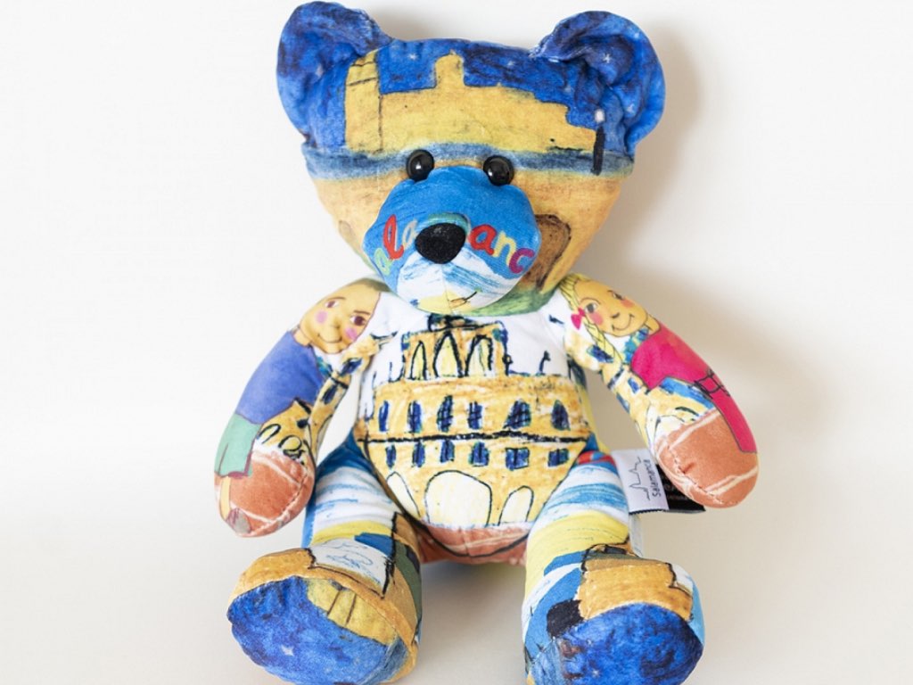 Oso de peluche. Tienda de Turismo de Salamanca. Imagen Turismo de Salamanca