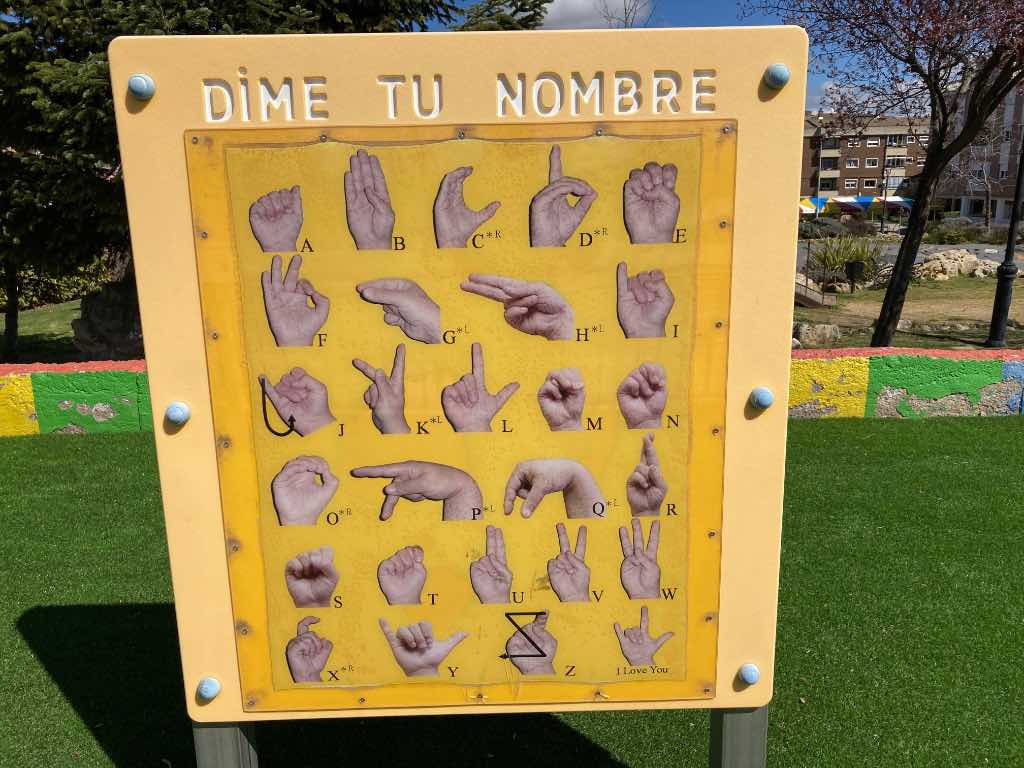 Panel lenguaje de signos en un parque infantil en Santa Marta de Tormes, Salamanca