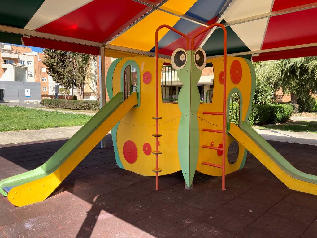 Parque infantil con unos toboganes en forma de hormiga en Santa Marta de Tormes, Salamanca