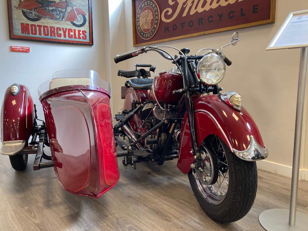 Sidecar roja del Museo de la Moto de Santa Marta de Tormes, Salamanca