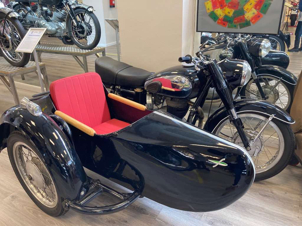 Sidecar negra del Museo de la Moto de Santa Marta de Tormes, Salamanca