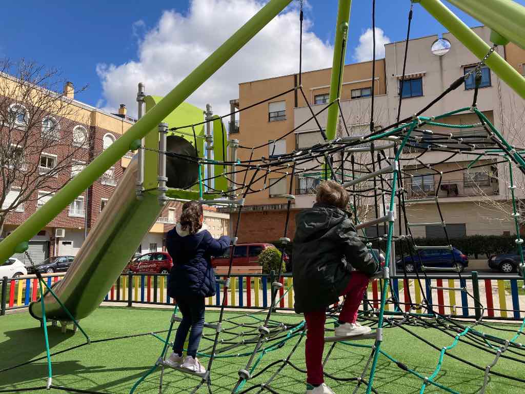 Tela de araña para escalar en un parque infantil en Santa Marta de Tormes, Salamanca