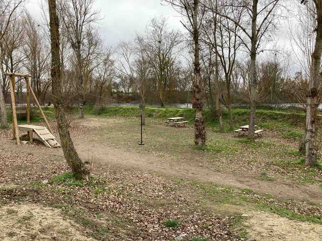 Tirolina de madera ubicada en el paraje Arenal del Ángel en la localidad salmantina de Cabrerizos