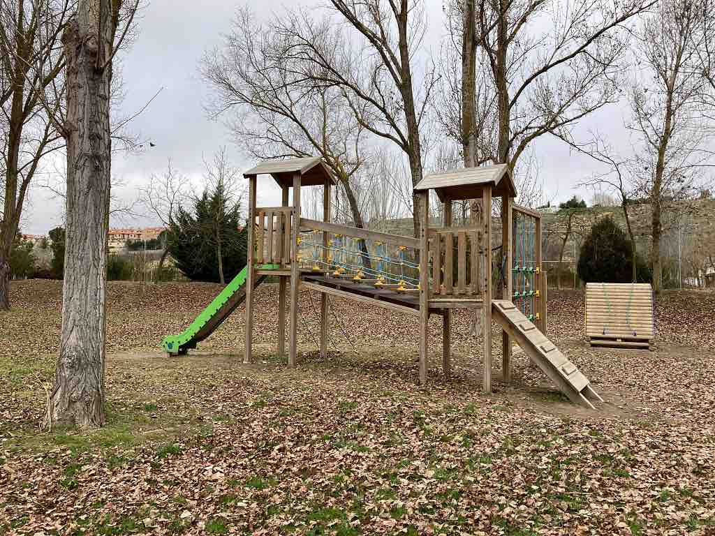 Zona de ocio infantil de madera con toboganes, escalada, casetas y muchas actividades para niños en el paraje Arenal del Ángel en la localidad salmantina de Cabrerizos