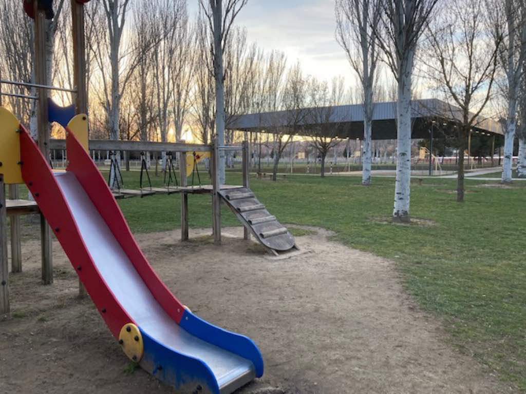 Zona de ocio infantil con tobogán en La Aldehuela