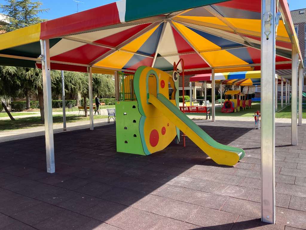 Parque infantil con unos toboganes en forma de hormiga en Santa Marta de Tormes, Salamanca