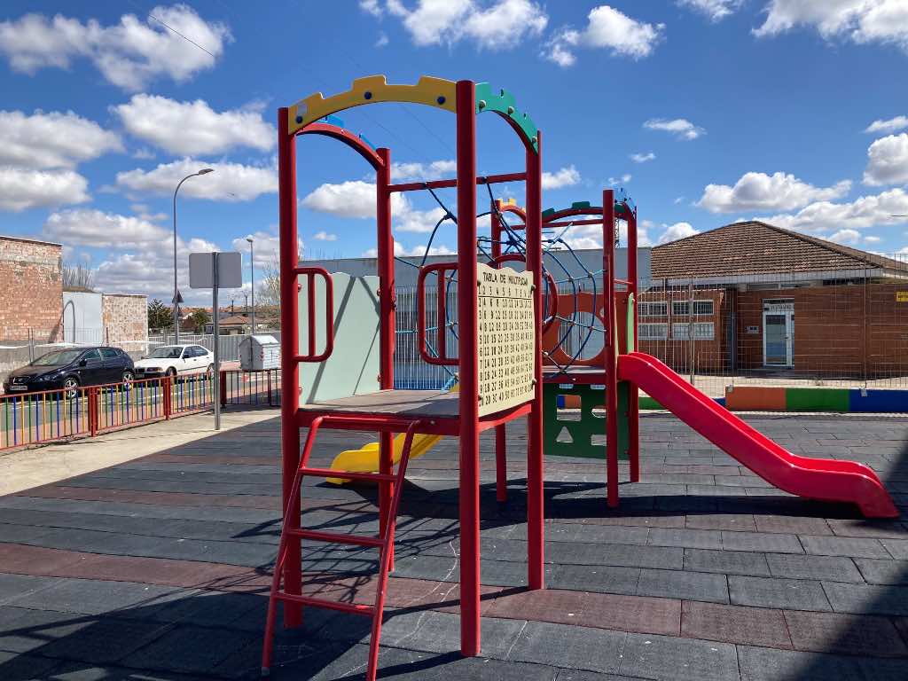 Toboganes en un parque infantil de Santa Marta de Tormes, Salamanca