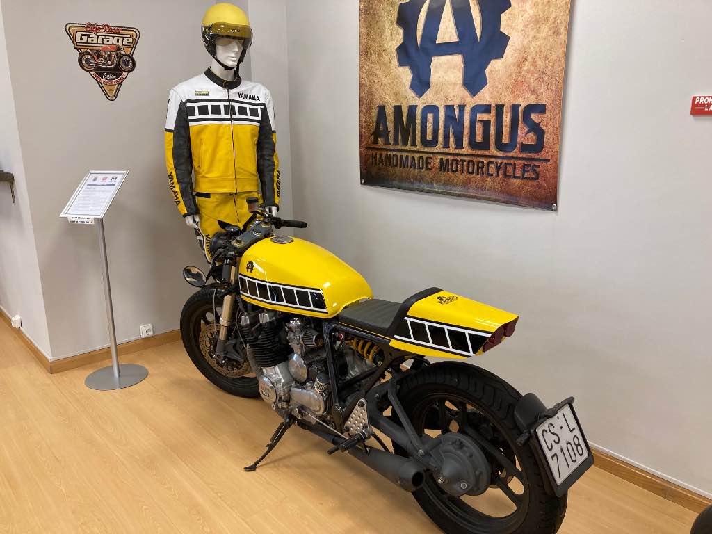 Traje de motero y pieza del Museo de la Moto de Santa Marta de Tormes, Salamanca