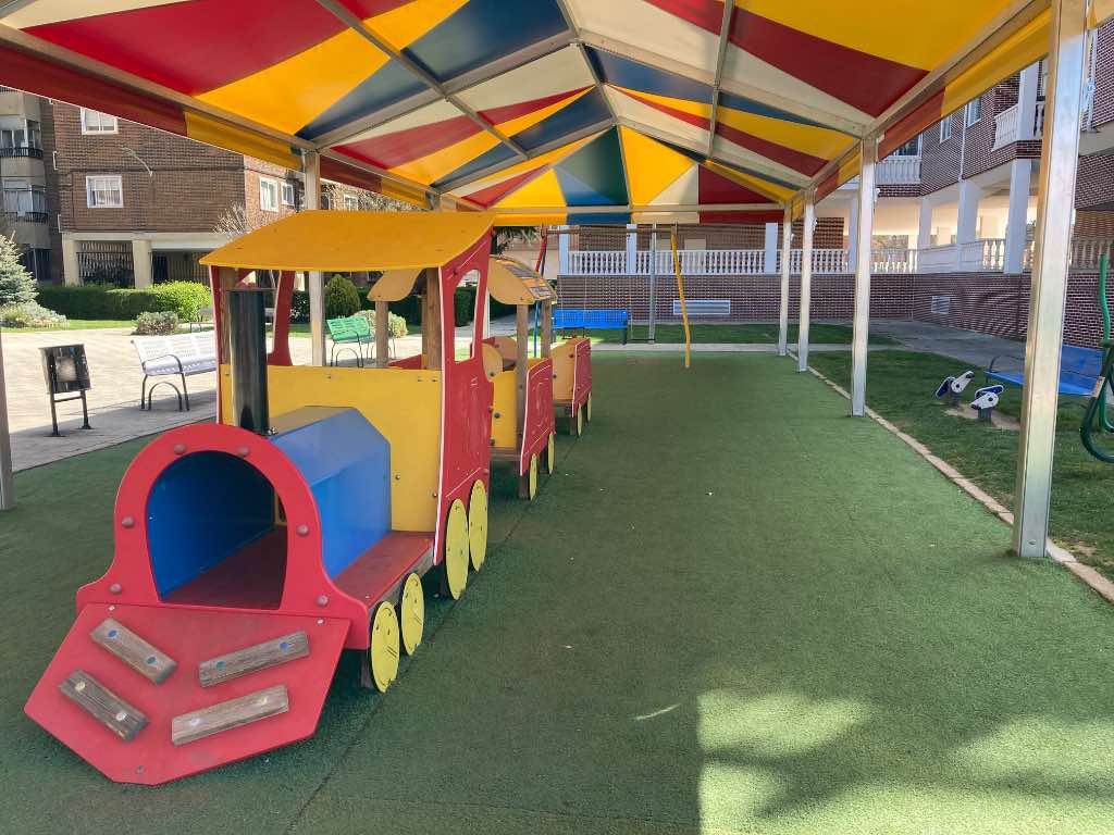 Parque infantil con un tren con vagones en Santa Marta de Tormes, Salamanca