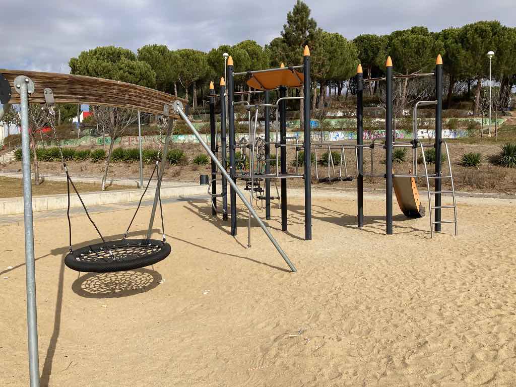 Zona de ocio infantil de equilibro en el Parque Wurzburg en Salamanca