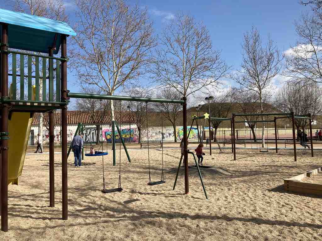Zona de ocio infantil de arena en el Parque Wurzburg en Salamanca