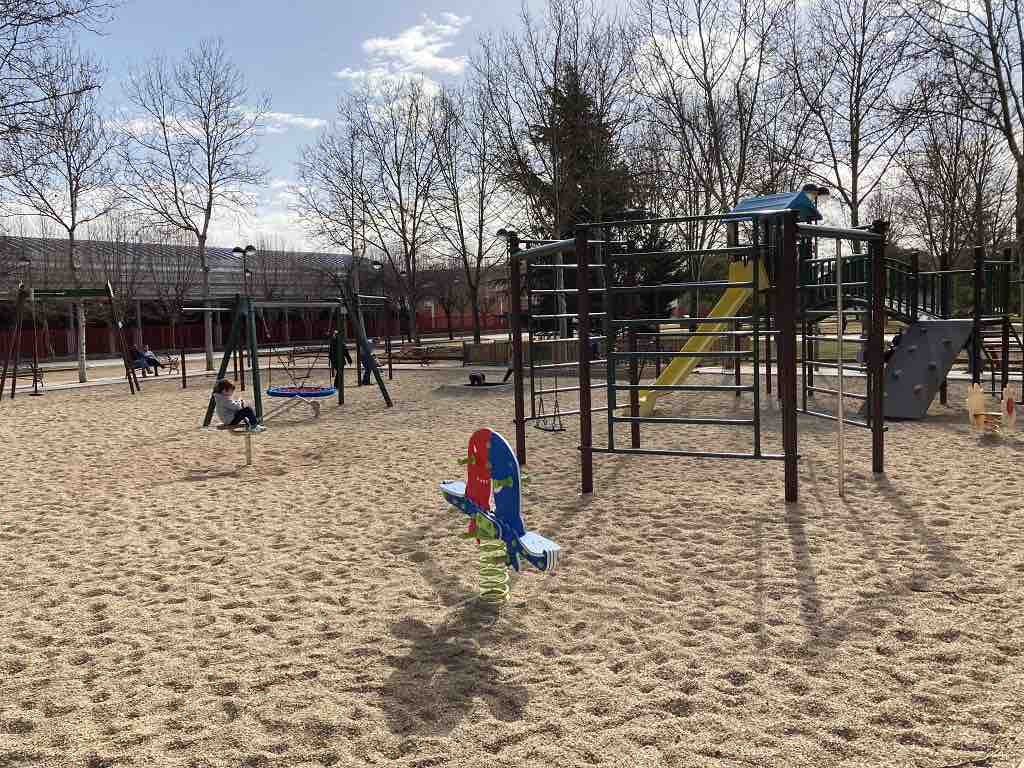 Zona de ocio infantil con una excavadora en el Parque Wurzburg en Salamanca