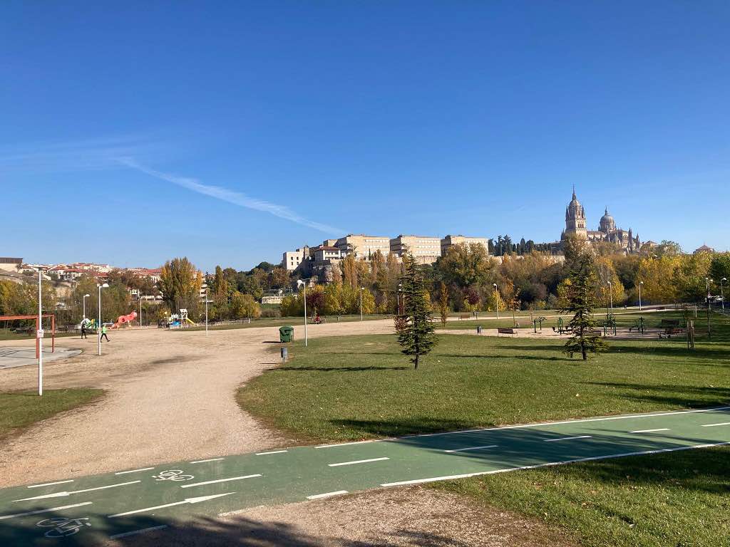 Zona de ocio infantil en el parque fluvial del Río Tormes en Salamanca