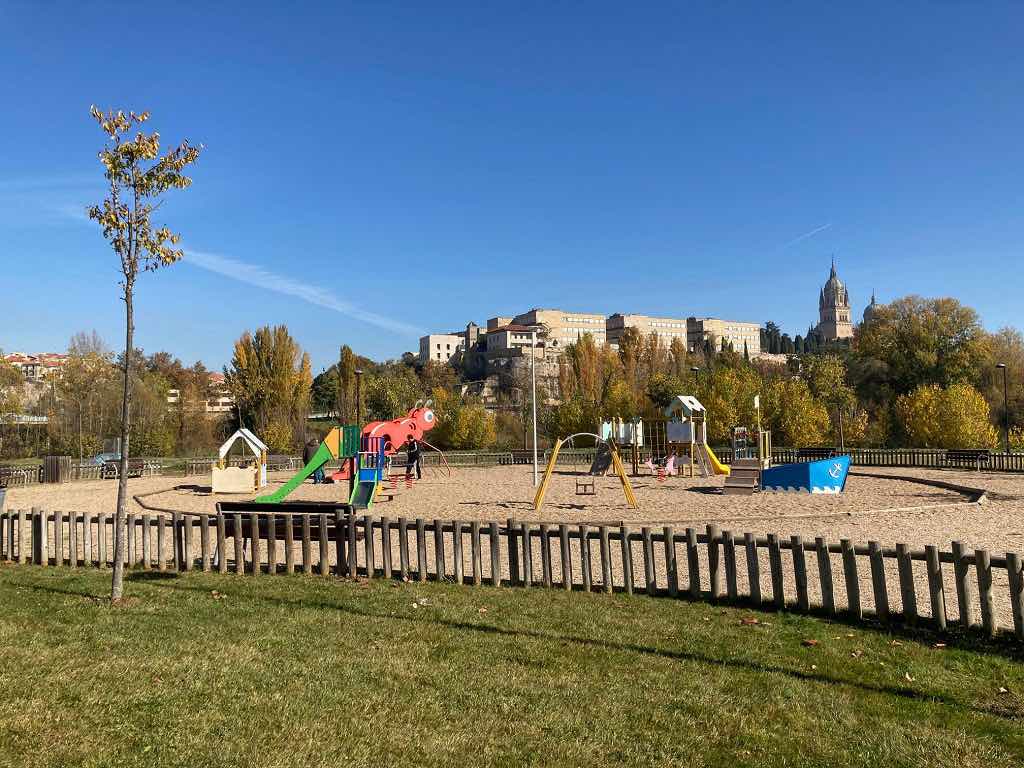 Zona de ocio infantil en el parque fluvial del Río Tormes en Salamanca