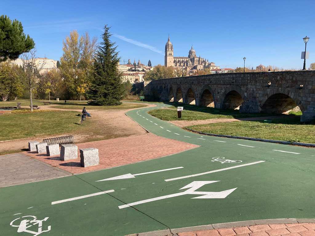 Carril bici en el paseo fluvial del Río Tormes en Salamanca