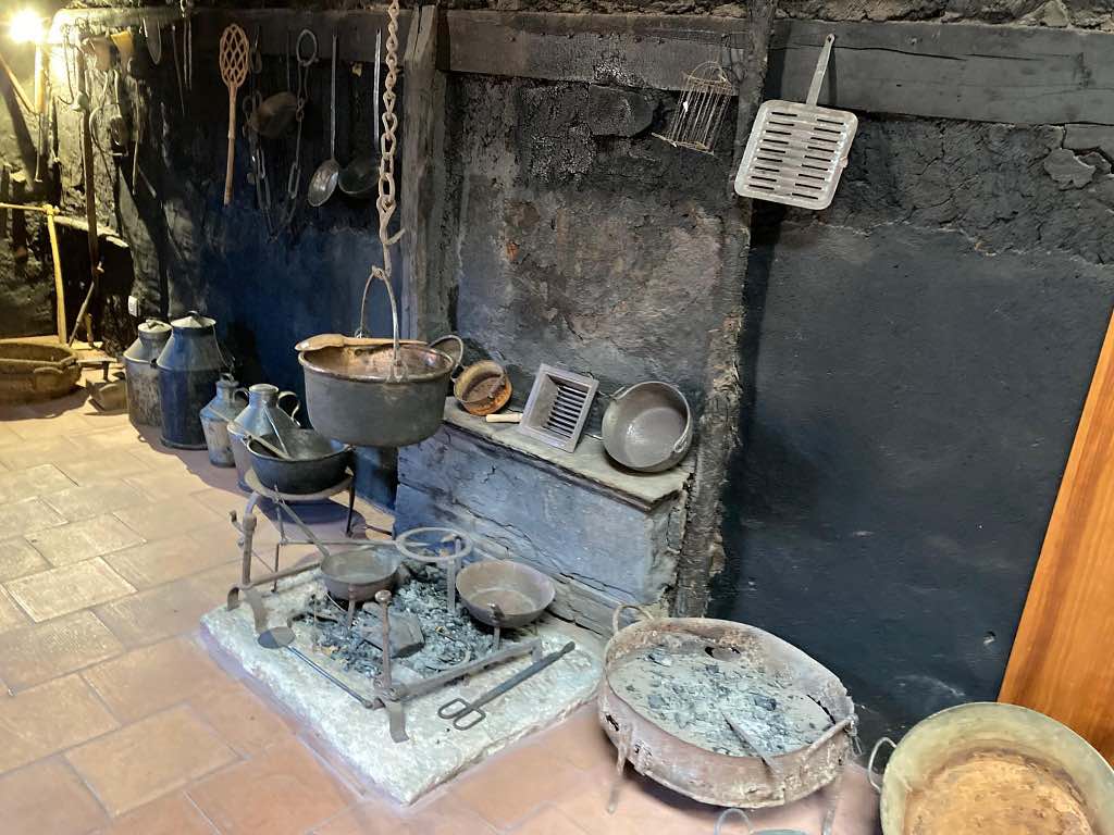 Utensilios de cocina en el Museo Casa Chacinera de la localidad de Candelario en Salamanca