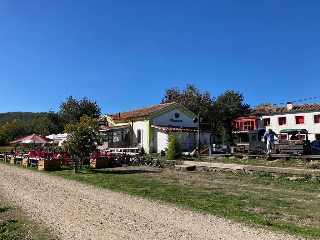 Zona de ocio con una terraza de un restaurante en la Vía Verde a su paso por Béjar