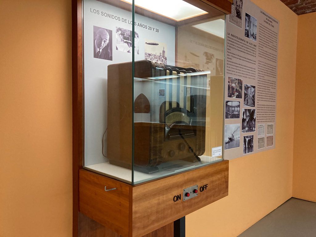 Radio antigüa en una vitrina en el Museo de la Radio de Salamanca