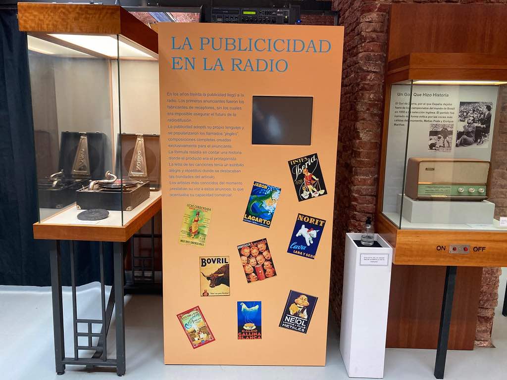 Panel explicativo de la historia de la publicidad en el Museo de la Radio de Salamanca 