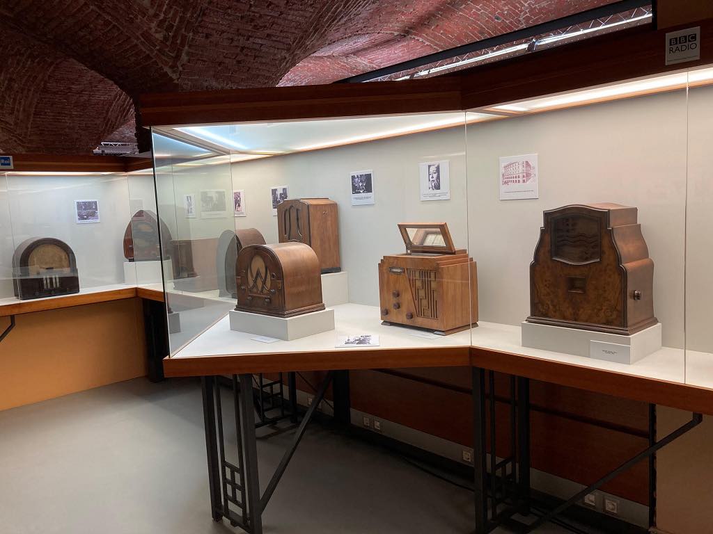 Varias radios antigüas en una vitrina del Museo de la Radio de Salamanca